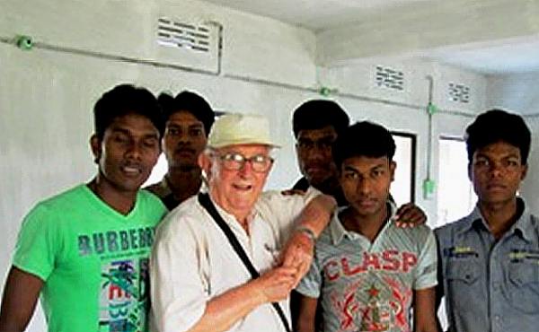 Padre Adolfo e alcuni giovani del Centro Giovanile P.Paolo Manna (Beldanga, Bangladesh) 