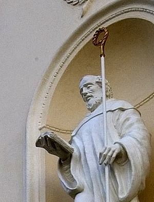 San Benedetto, una delle 4 statue della facciata della Chiesa; clicca per accedere alla scheda statue