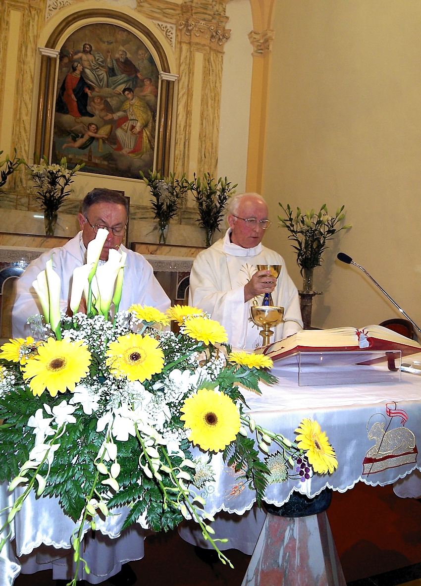 clicca per ingrandire: Padre Gian Battista Zanchi, Superiore generale del Pime, celebra la Veglia Pasquale