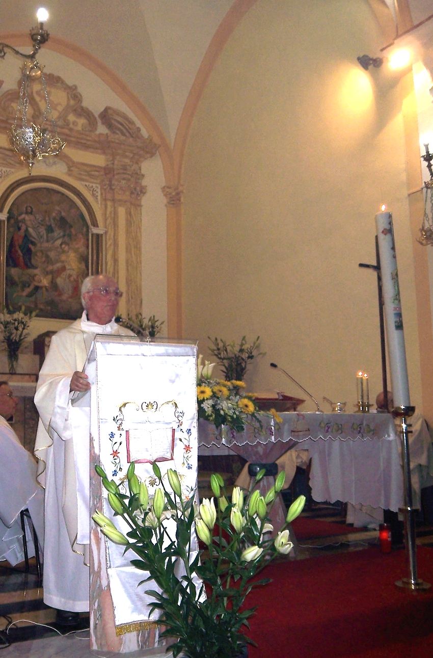 clicca per ingrandire: Padre Gian Battista Zanchi, Superiore generale del Pime, celebra la Veglia Pasquale