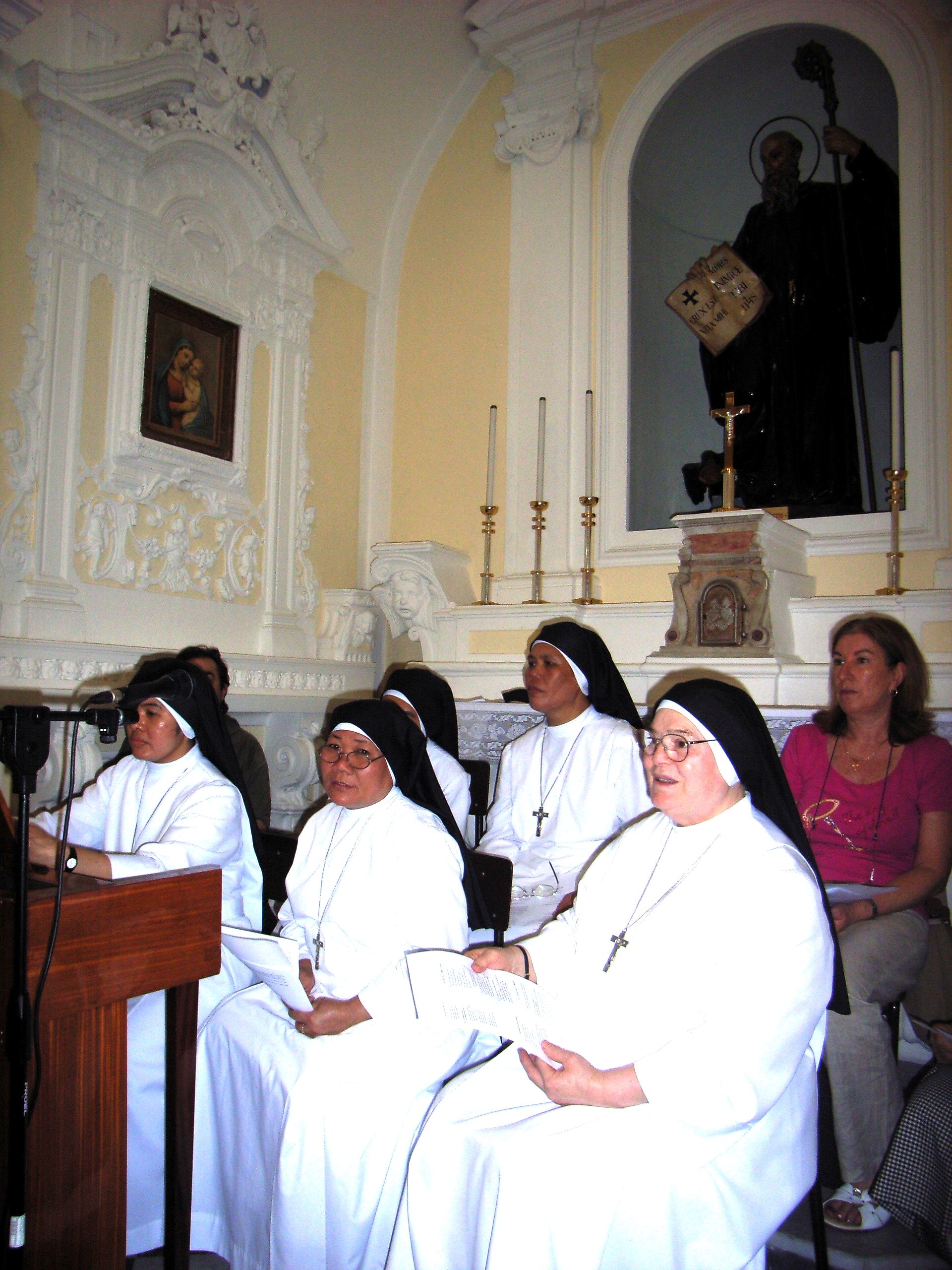 cappella laterale di S.Benedetto, le Suore dell'Addolorata accompagnano col canto il Santo Rosario