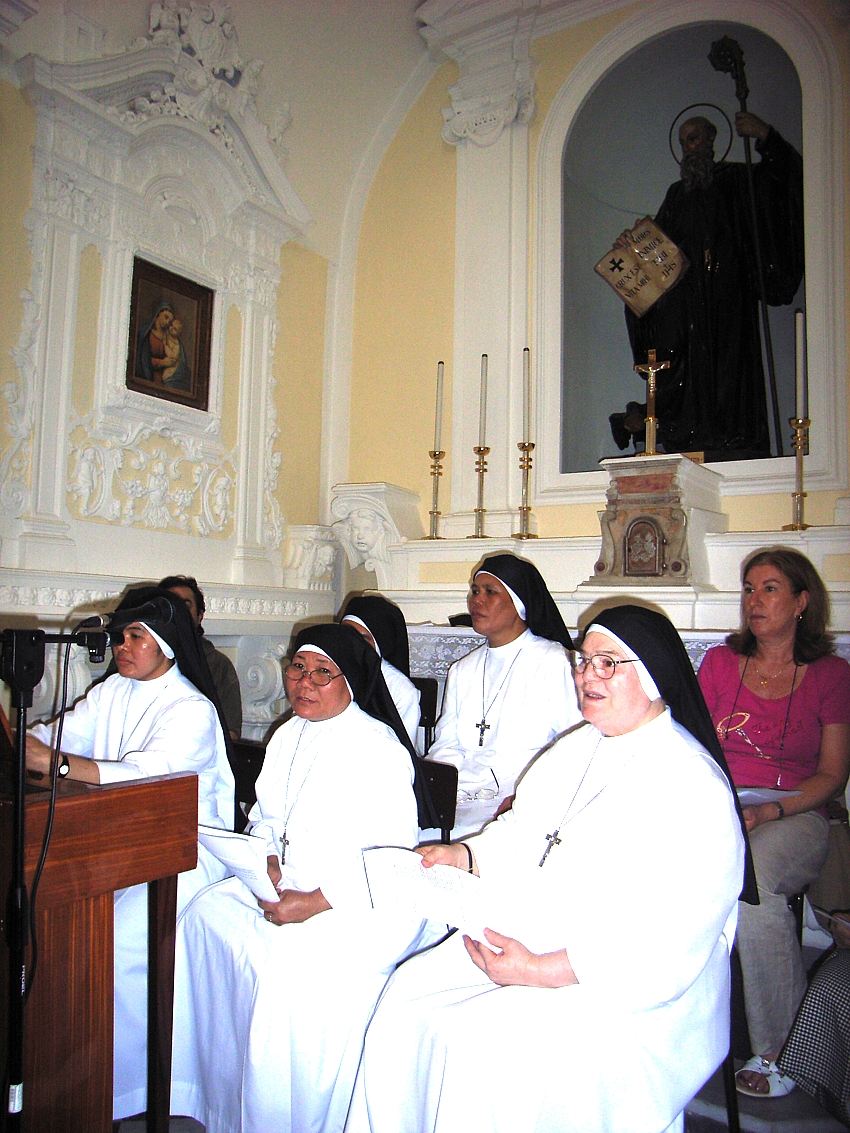 cappella laterale di S.Benedetto, clicca per ingrandire: le Suore dell'Addolorata accompagnano col canto il Santo Rosario