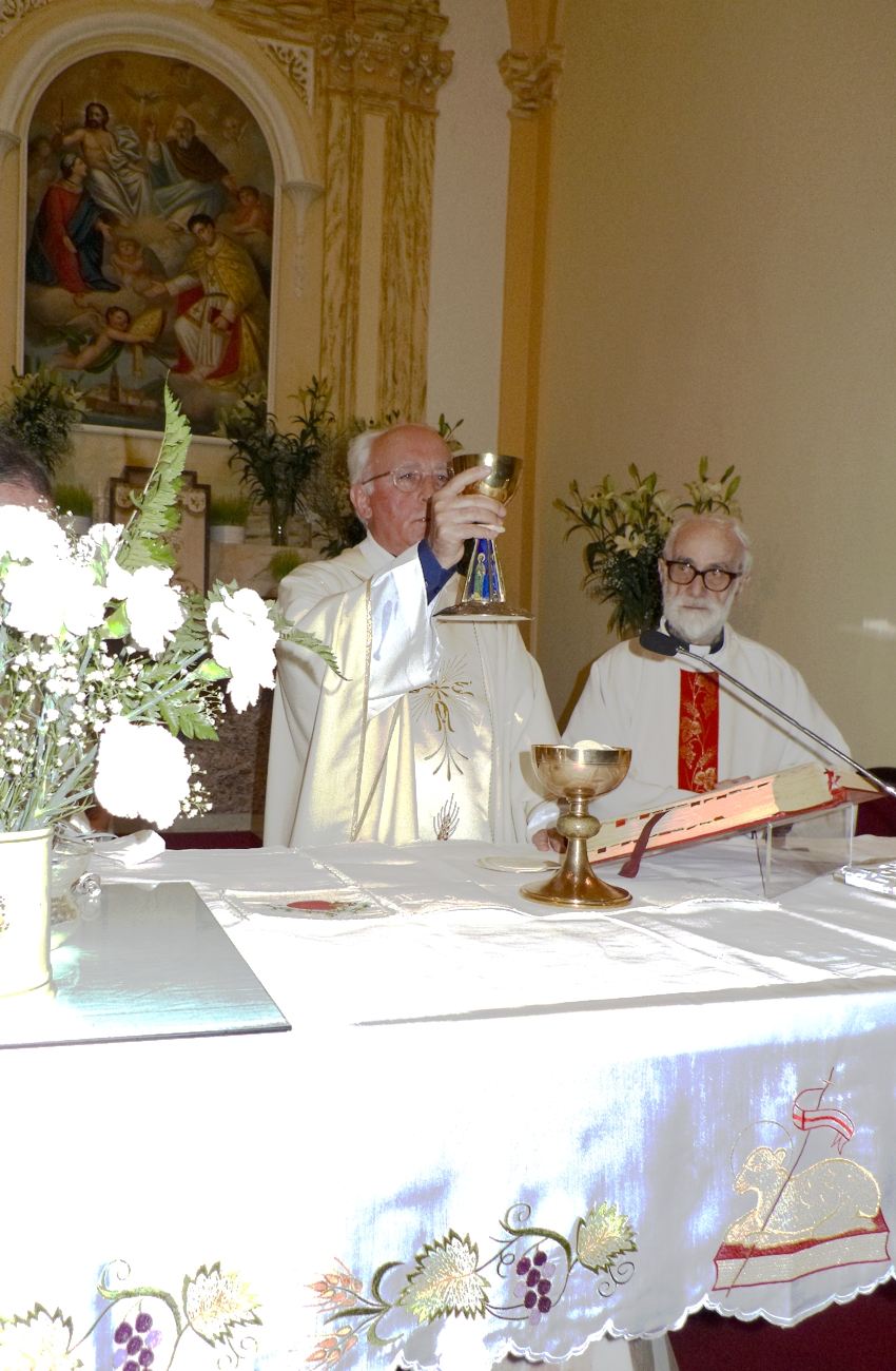 clicca per ingrandire: Padre Gian Battista Zanchi, Superiore generale del Pime, celebra la Veglia Pasquale