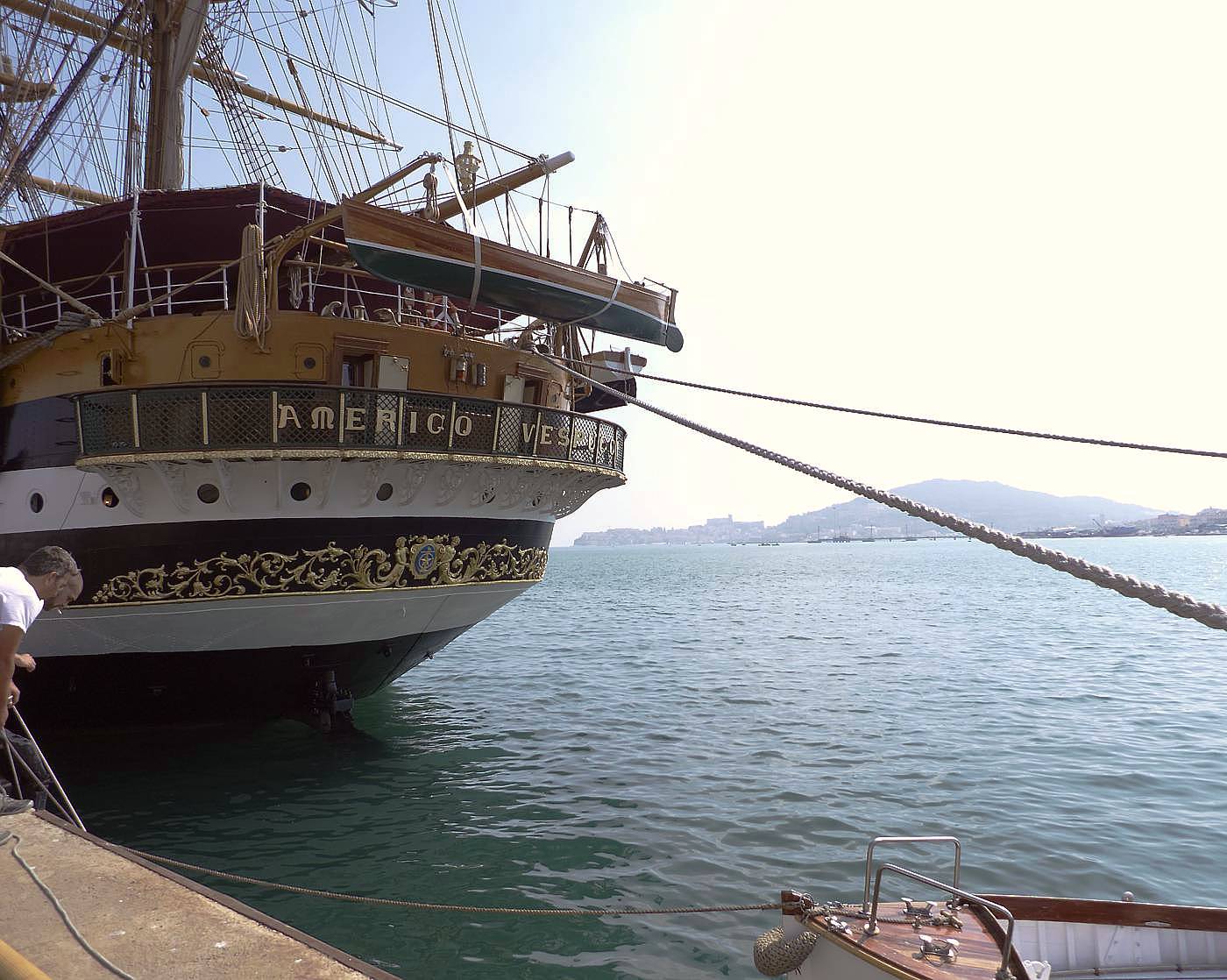 L'Amerigo Vespucci ormeggiata a Gaeta (porto commerciale)