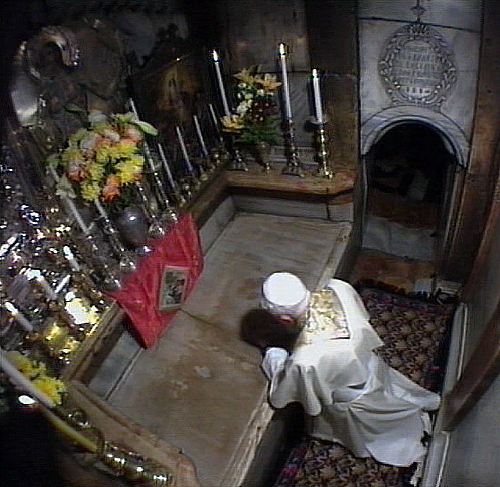 Papa Benedetto prega al Santo Sepolcro (Gerusalemme)