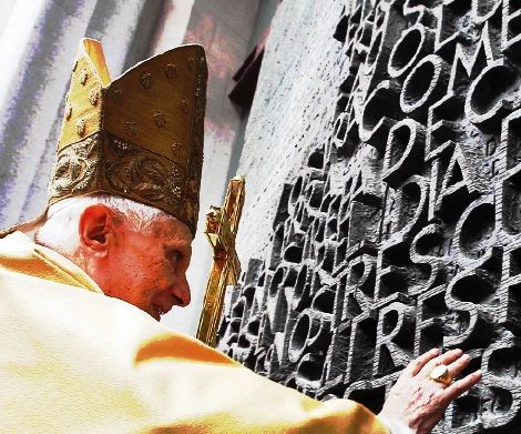 Papa Benedetto "apre" il portone della "Sagrada Familia" (Barcellona)